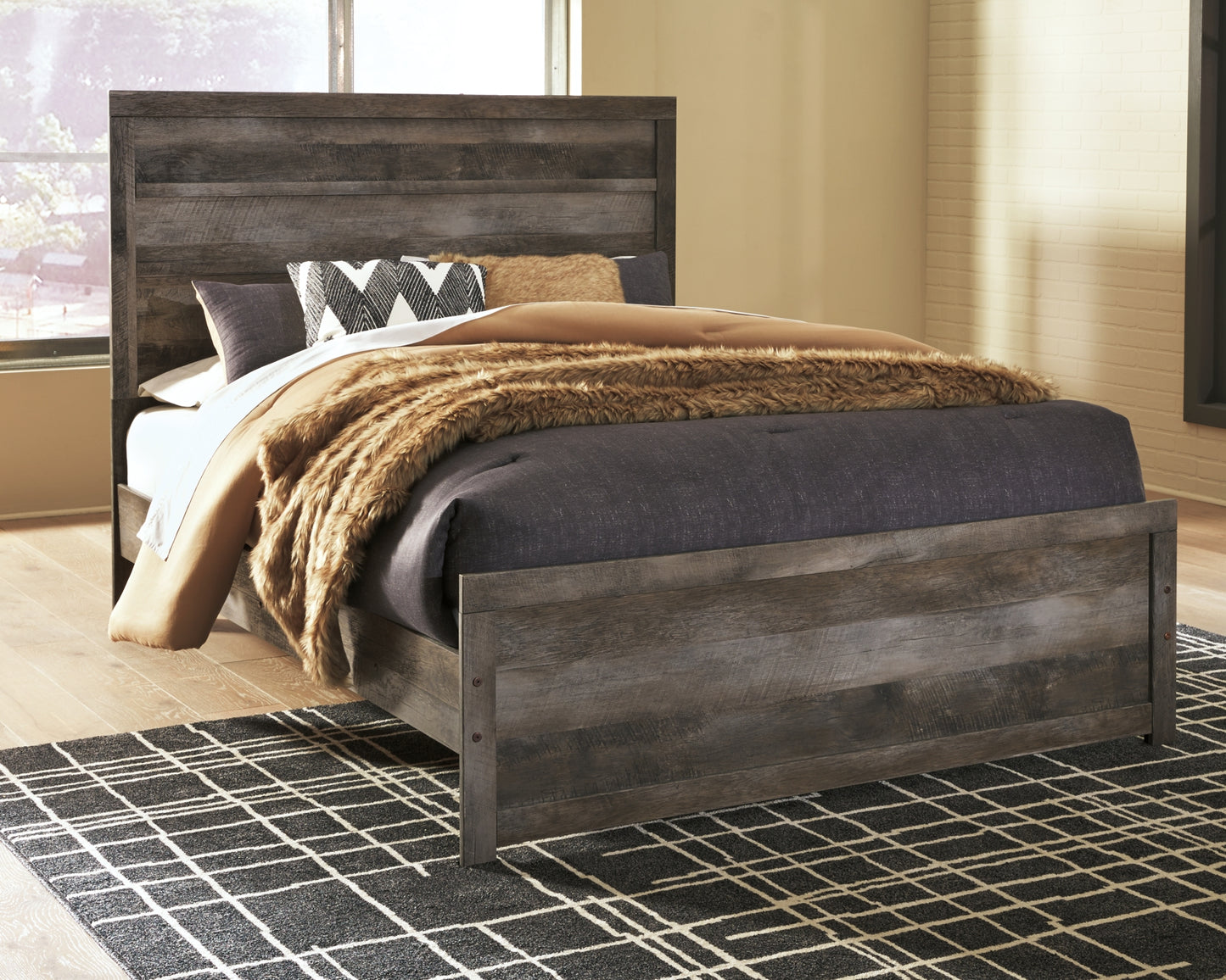 Wynnlow Panel Bed