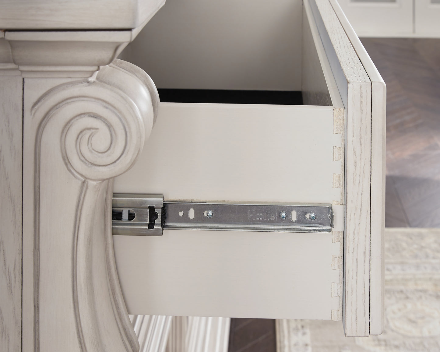 Bruchandi Dresser